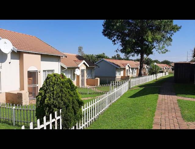 2 BEDROOM TOWNHOUSE FOR SALE IN REMBRANDT PARK